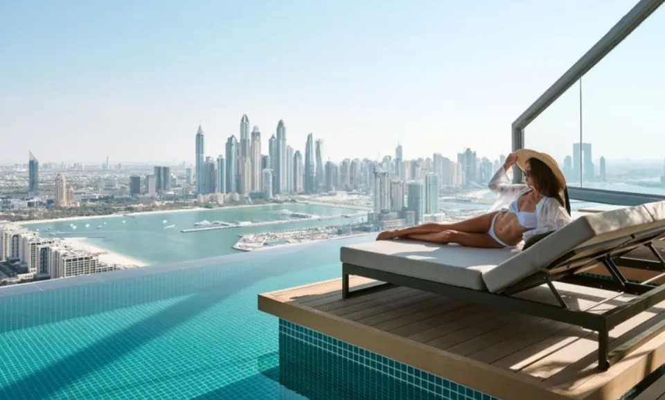 Bể bơi 'sống ảo' 360 độ ở Dubai