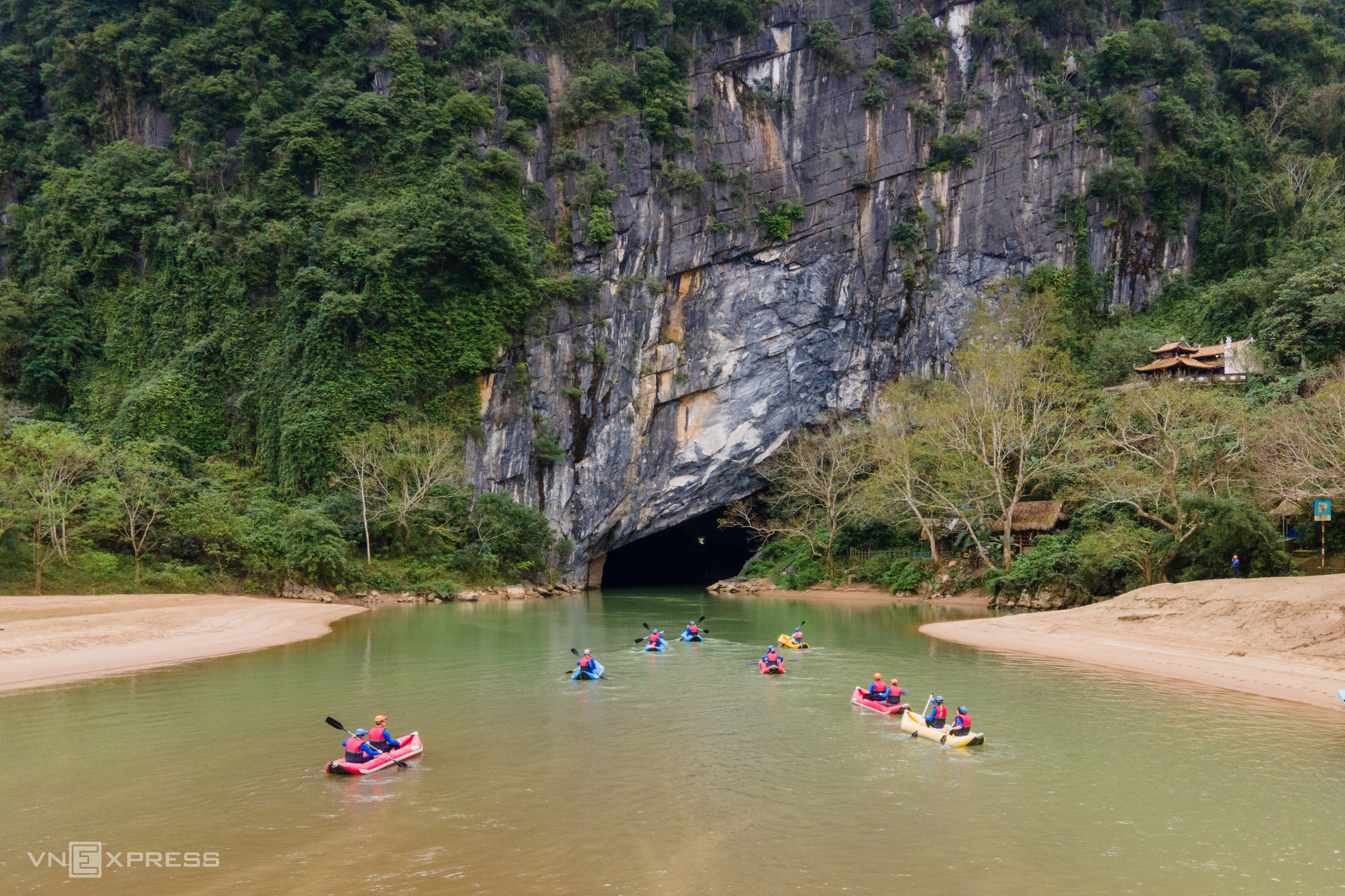 TSTtourist-cheo-kayak-kham-pha-dong-phong-nha-ve-dem-2