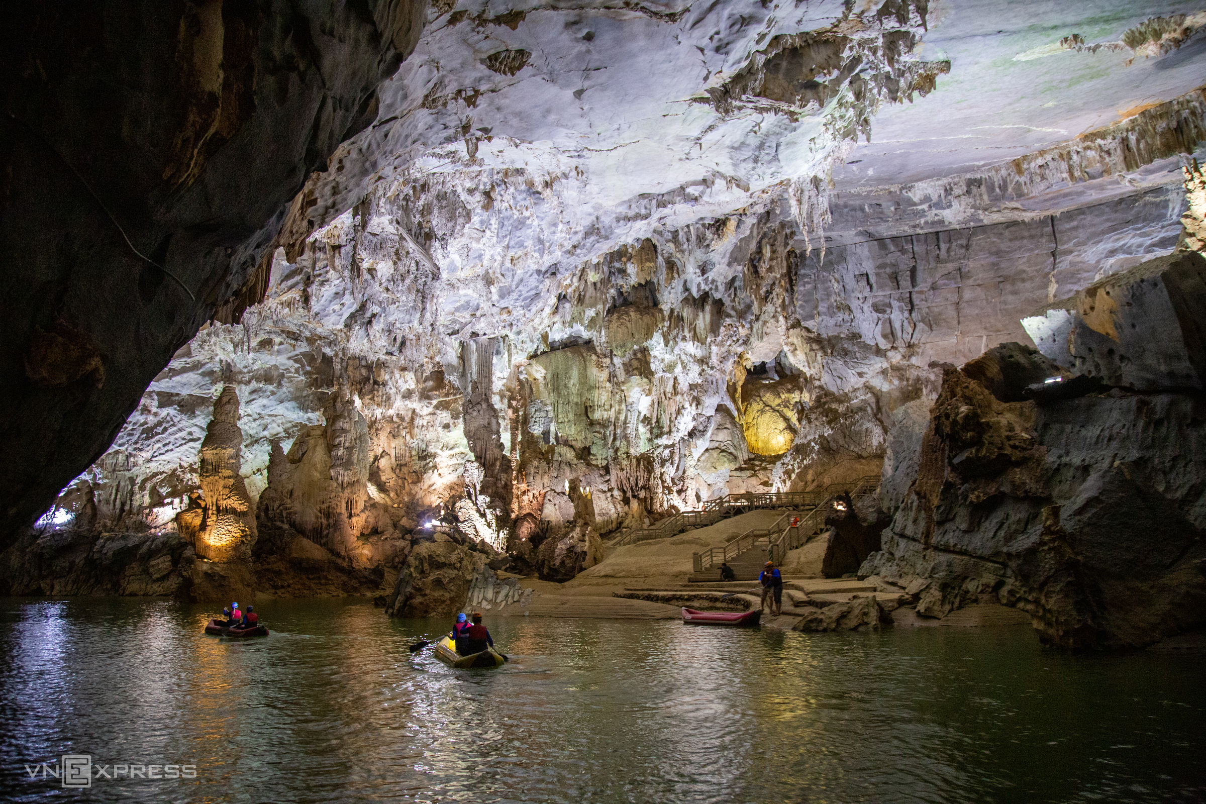 Chèo kayak khám phá động Phong Nha về đêm