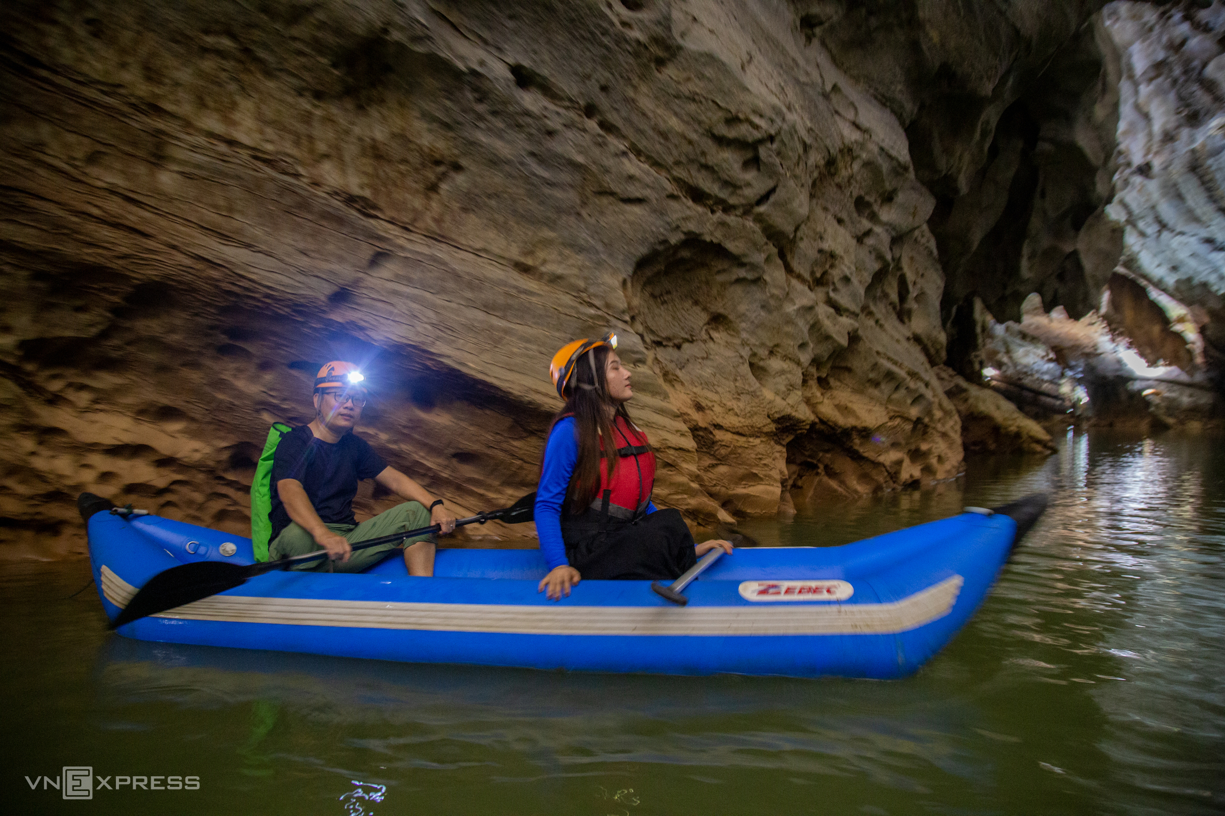 TSTtourist-cheo-kayak-kham-pha-dong-phong-nha-ve-dem-4