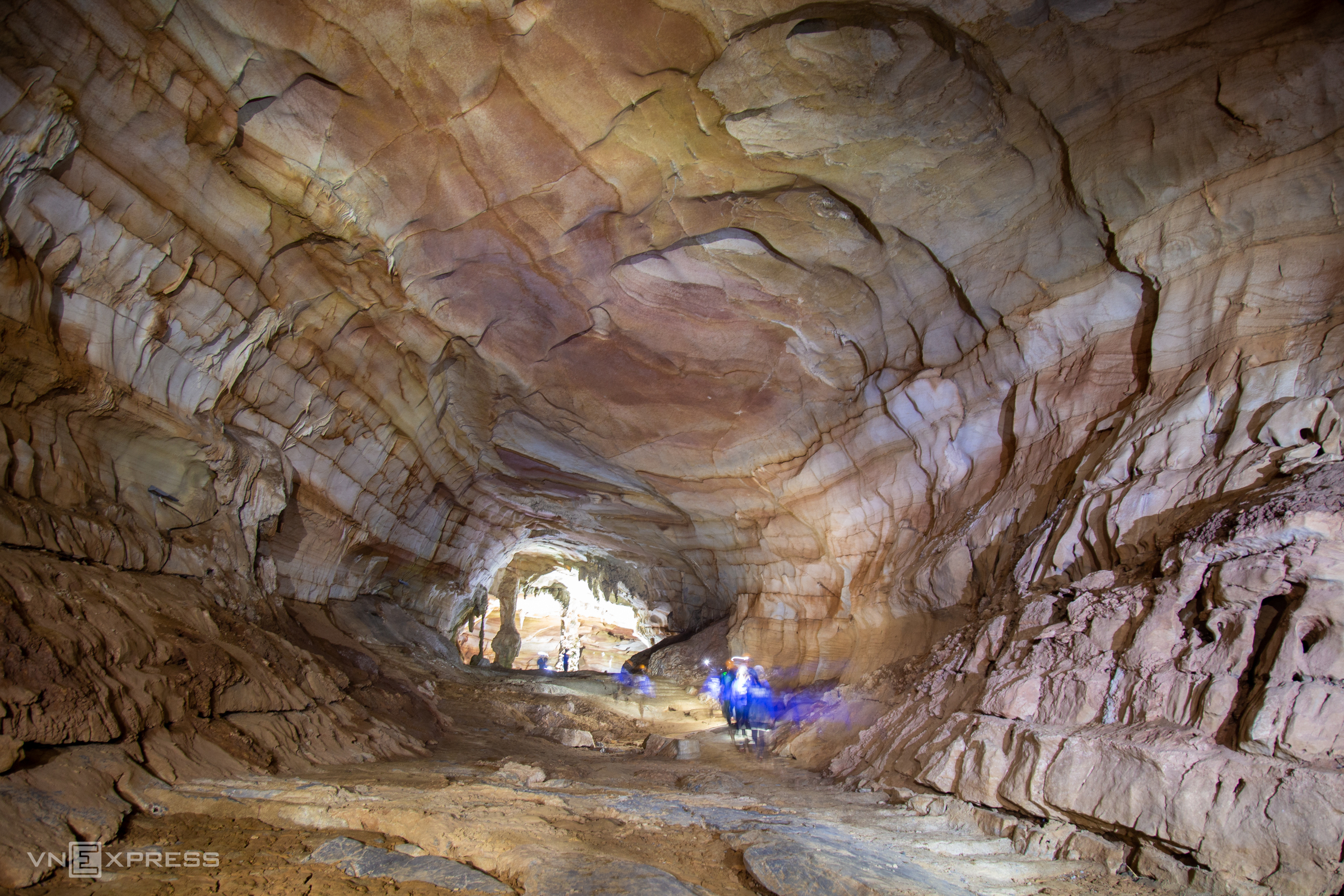 TSTtourist-cheo-kayak-kham-pha-dong-phong-nha-ve-dem-6