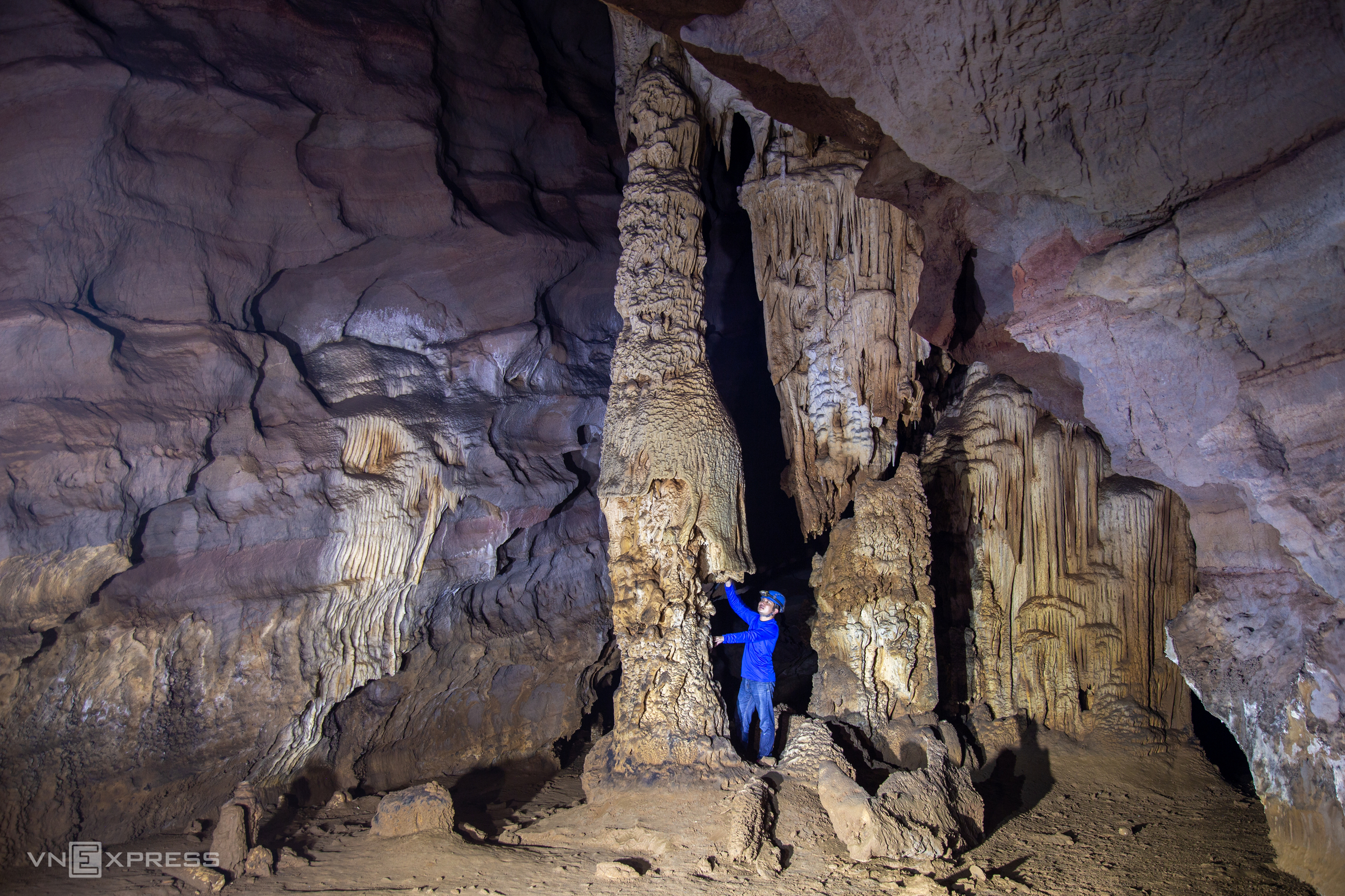 TSTtourist-cheo-kayak-kham-pha-dong-phong-nha-ve-dem-7