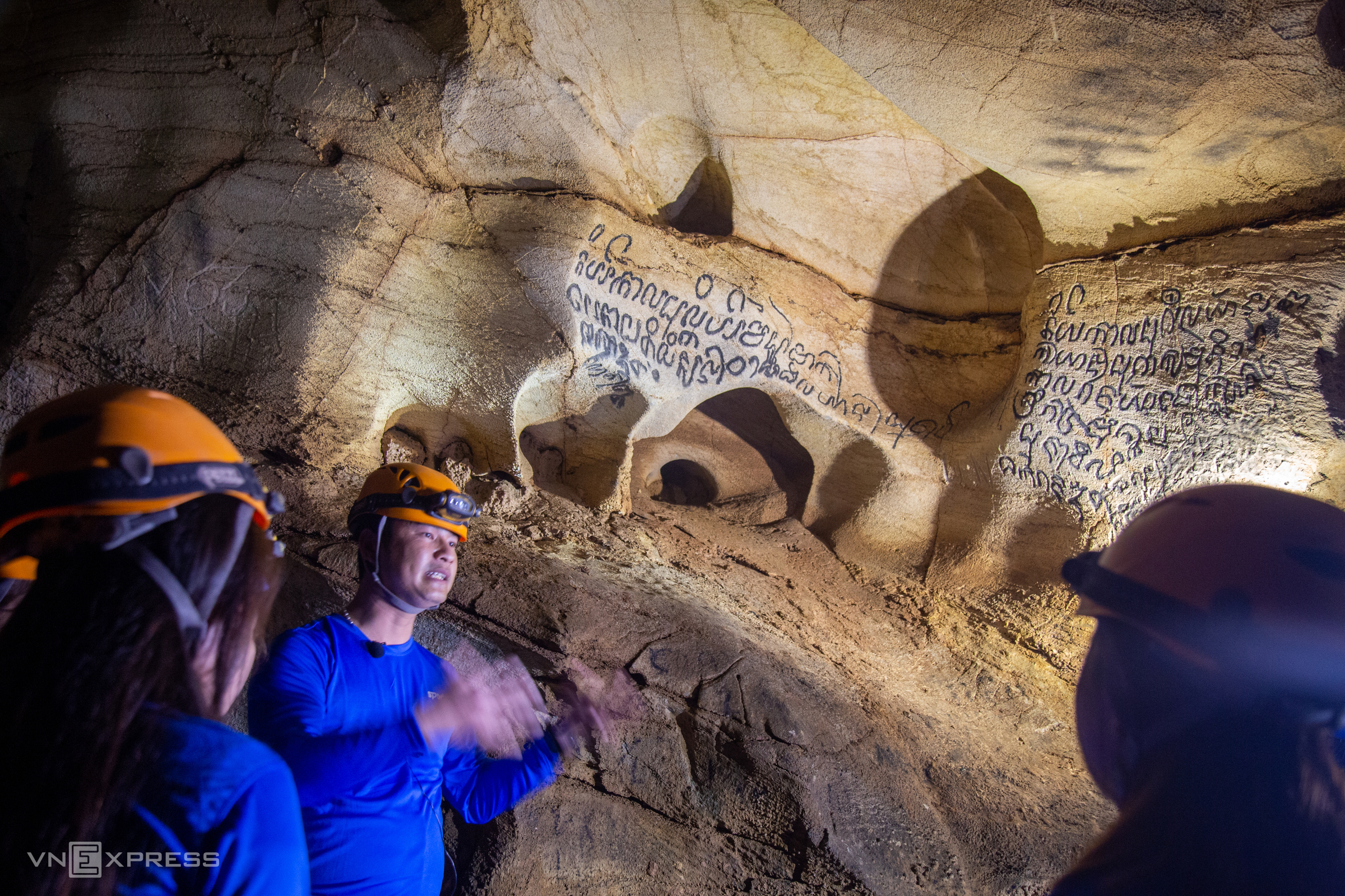 TSTtourist-cheo-kayak-kham-pha-dong-phong-nha-ve-dem-8