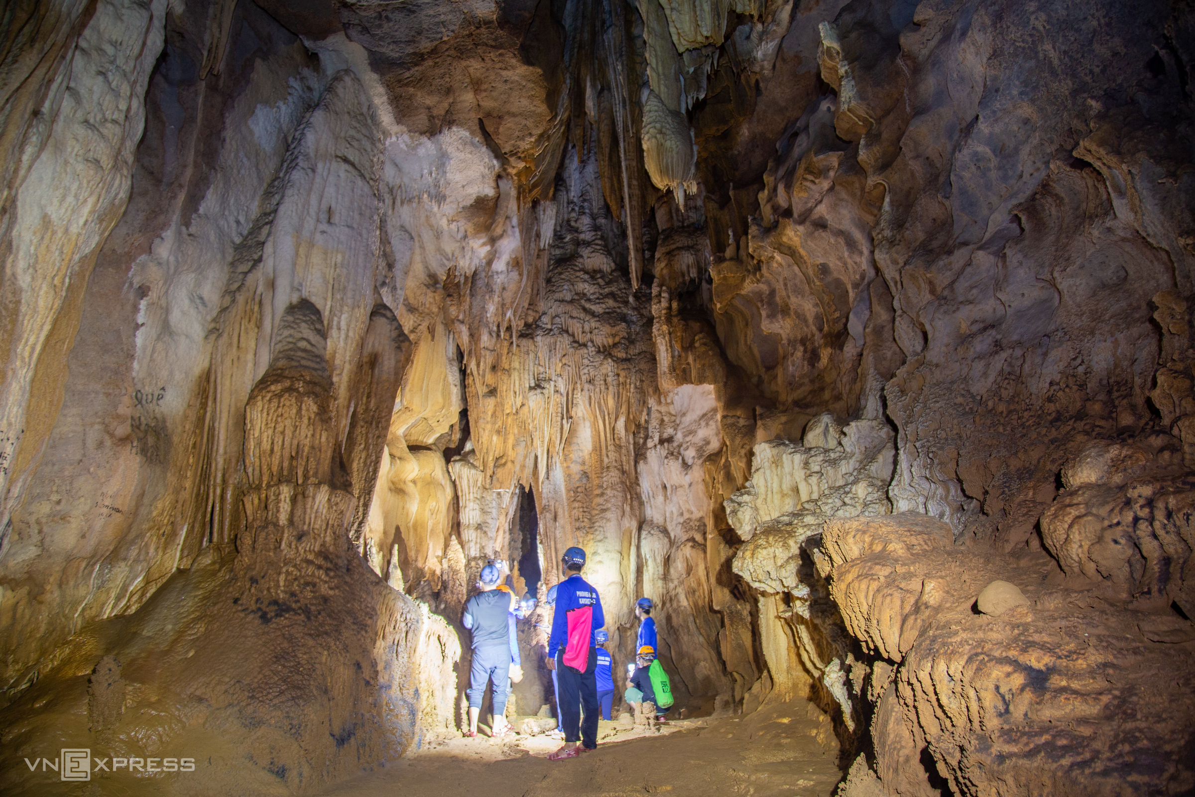 TSTtourist-cheo-kayak-kham-pha-dong-phong-nha-ve-dem-9