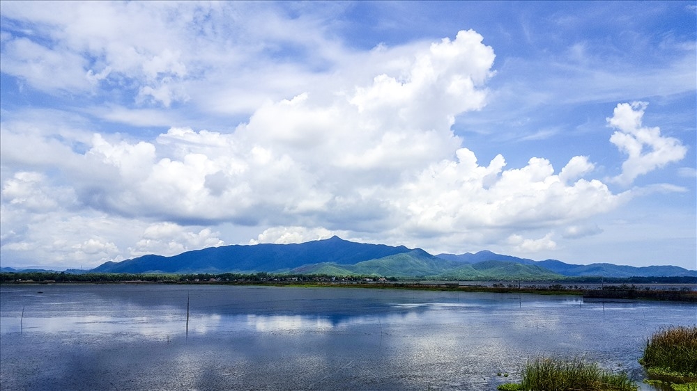 TSTtourist-ve-dep-yen-binh-hoang-so-cua-dam-tra-o-1