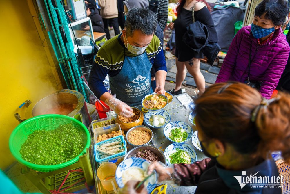 TSTtourist-bun-rieu-top-mo-pho-co-quan-1-met-vuong-khach-phai-ngoi-ke-hang-xom-ma-het-400-tram-bat-moi-ngay-1