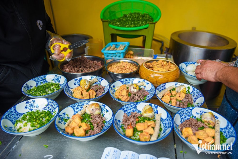 TSTtourist-bun-rieu-top-mo-pho-co-quan-1-met-vuong-khach-phai-ngoi-ke-hang-xom-ma-het-400-tram-bat-moi-ngay-10