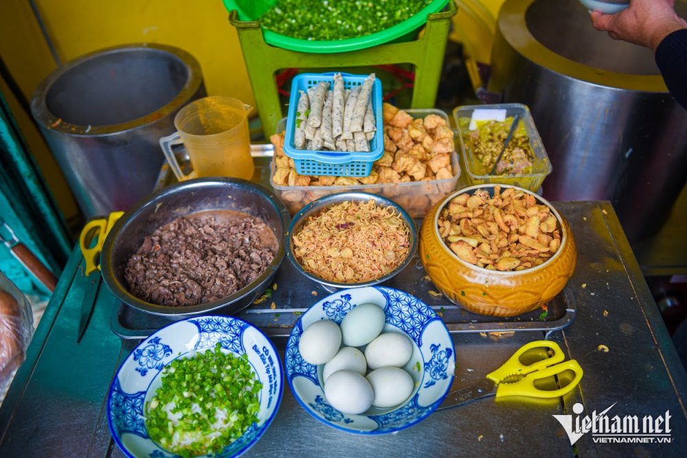 TSTtourist-bun-rieu-top-mo-pho-co-quan-1-met-vuong-khach-phai-ngoi-ke-hang-xom-ma-het-400-tram-bat-moi-ngay-13