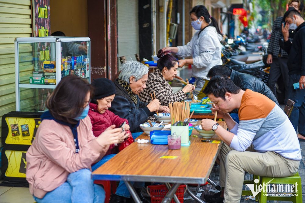 TSTtourist-bun-rieu-top-mo-pho-co-quan-1-met-vuong-khach-phai-ngoi-ke-hang-xom-ma-het-400-tram-bat-moi-ngay-14