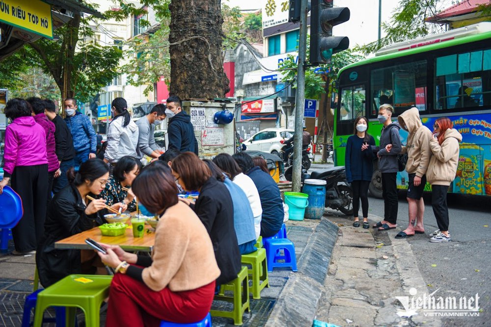 TSTtourist-bun-rieu-top-mo-pho-co-quan-1-met-vuong-khach-phai-ngoi-ke-hang-xom-ma-het-400-tram-bat-moi-ngay-15