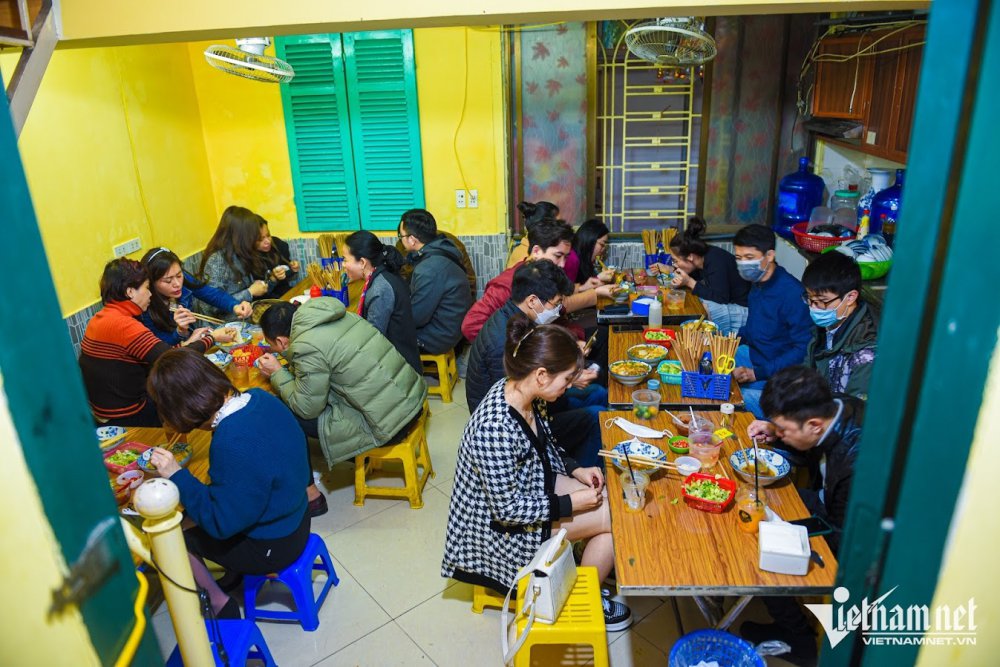 TSTtourist-bun-rieu-top-mo-pho-co-quan-1-met-vuong-khach-phai-ngoi-ke-hang-xom-ma-het-400-tram-bat-moi-ngay-16