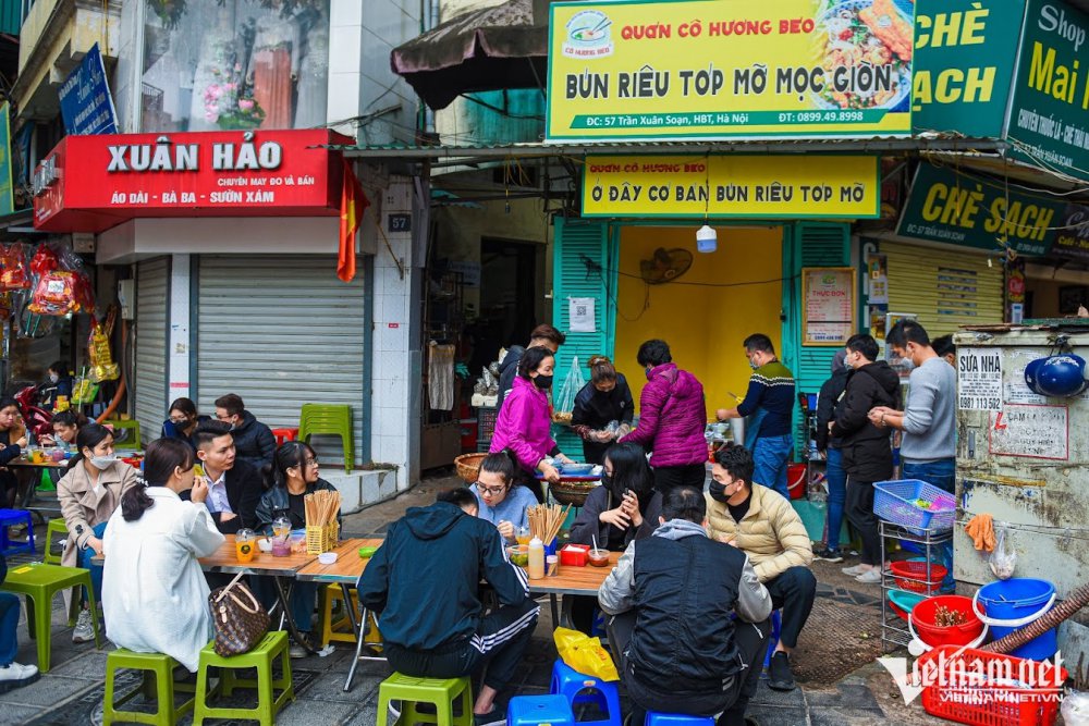 TSTtourist-bun-rieu-top-mo-pho-co-quan-1-met-vuong-khach-phai-ngoi-ke-hang-xom-ma-het-400-tram-bat-moi-ngay-2