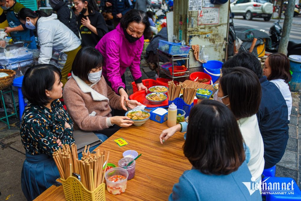 TSTtourist-bun-rieu-top-mo-pho-co-quan-1-met-vuong-khach-phai-ngoi-ke-hang-xom-ma-het-400-tram-bat-moi-ngay-3