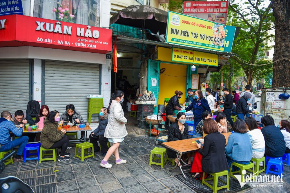 TSTtourist-bun-rieu-top-mo-pho-co-quan-1-met-vuong-khach-phai-ngoi-ke-hang-xom-ma-het-400-tram-bat-moi-ngay-5