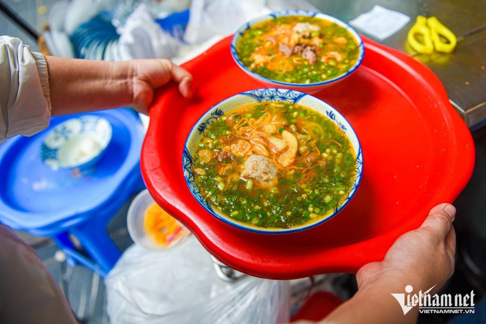 TSTtourist-bun-rieu-top-mo-pho-co-quan-1-met-vuong-khach-phai-ngoi-ke-hang-xom-ma-het-400-tram-bat-moi-ngay-6