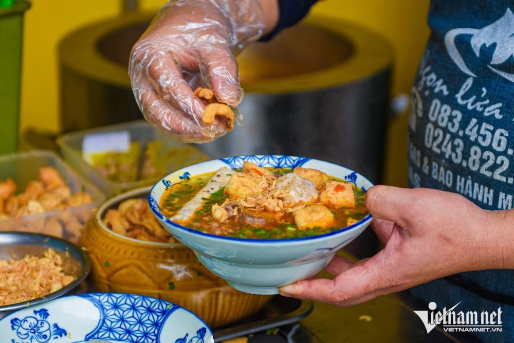 TSTtourist-bun-rieu-top-mo-pho-co-quan-1-met-vuong-khach-phai-ngoi-ke-hang-xom-ma-het-400-tram-bat-moi-ngay-9