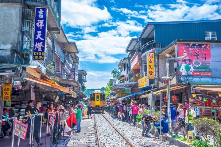 TSTtourist-dau-nam-ngam-den-long-cau-binh-an-bay-cao-o-duong-tau-noi-pho-co-1