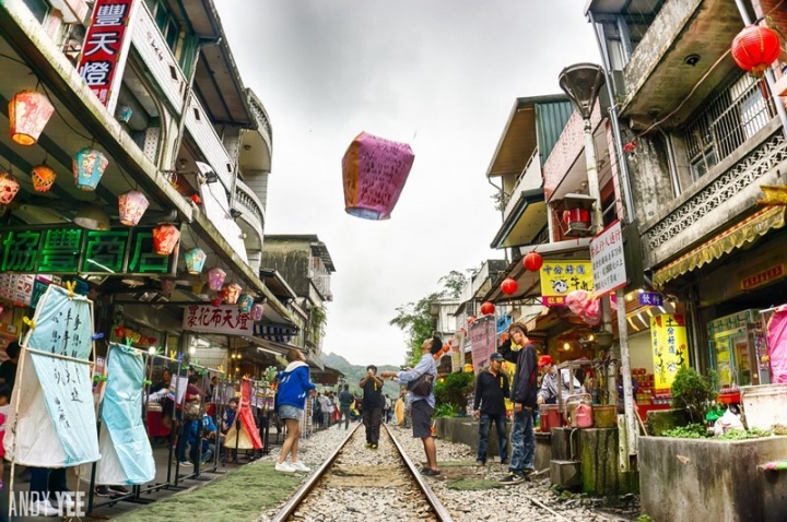 TSTtourist-dau-nam-ngam-den-long-cau-binh-an-bay-cao-o-duong-tau-noi-pho-co-4