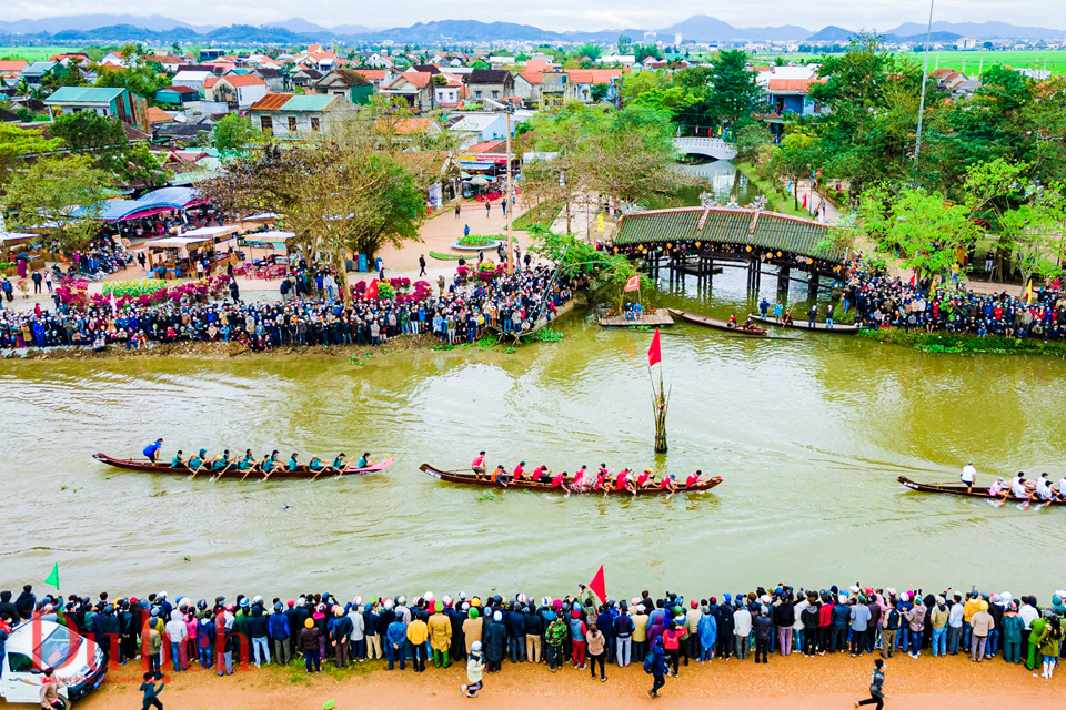 TSTtourist-du-khach-han-hoan-xem-hat-bai-choi-dua-trai-tai-hoi-cho-que-13