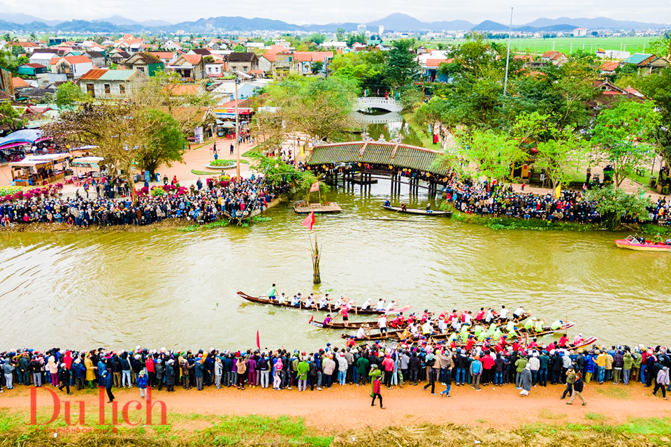 TSTtourist-du-khach-han-hoan-xem-hat-bai-choi-dua-trai-tai-hoi-cho-que-8