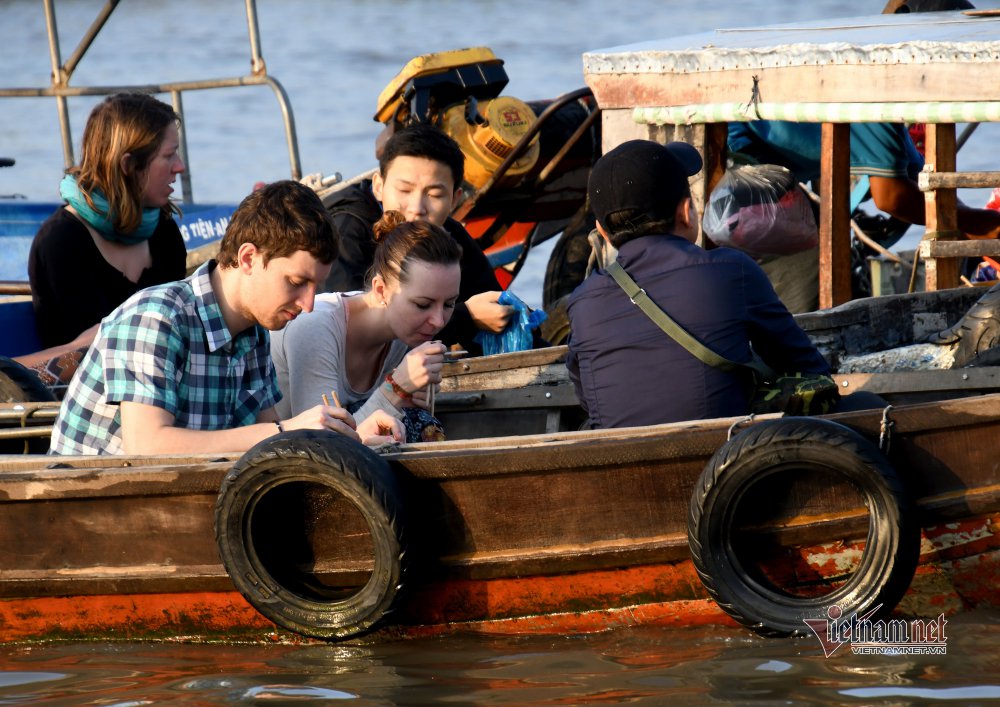 TSTtourist-nu-cuoi-hoi-sinh-o-cho-noi-mien-tay-sau-dai-dich-10