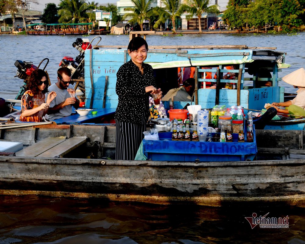 TSTtourist-nu-cuoi-hoi-sinh-o-cho-noi-mien-tay-sau-dai-dich-2_1