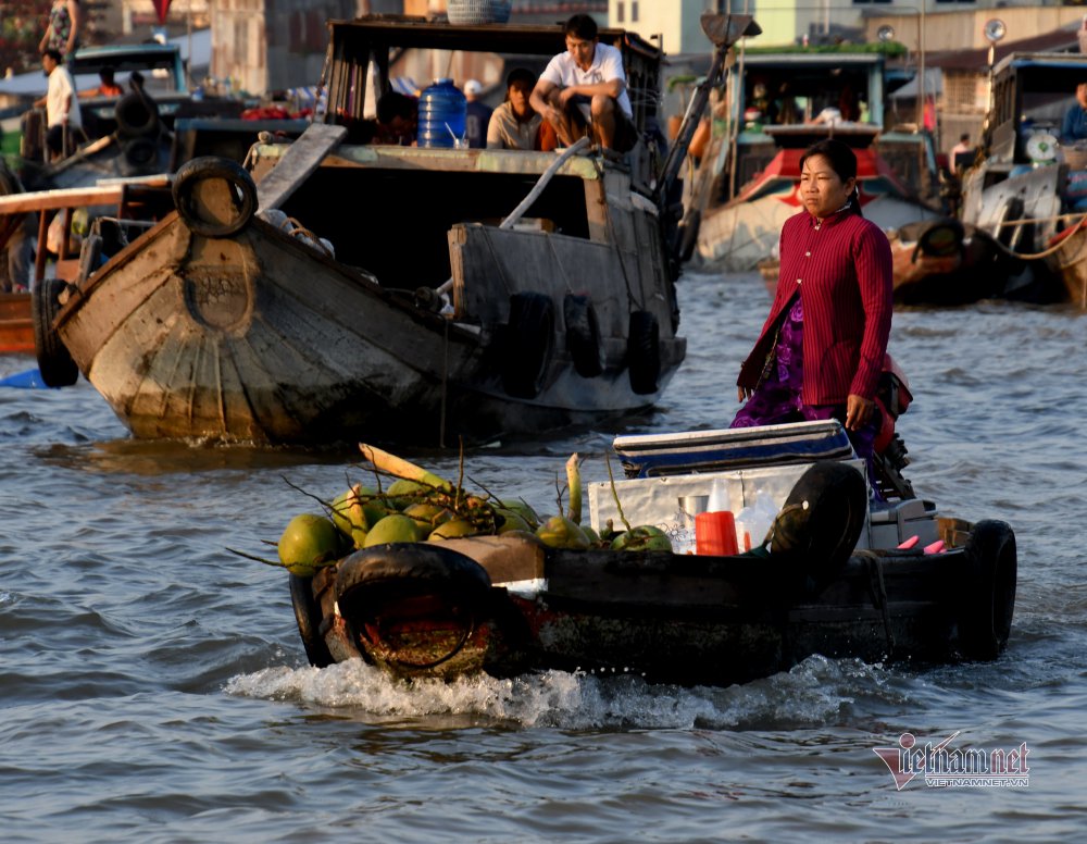 TSTtourist-nu-cuoi-hoi-sinh-o-cho-noi-mien-tay-sau-dai-dich-4