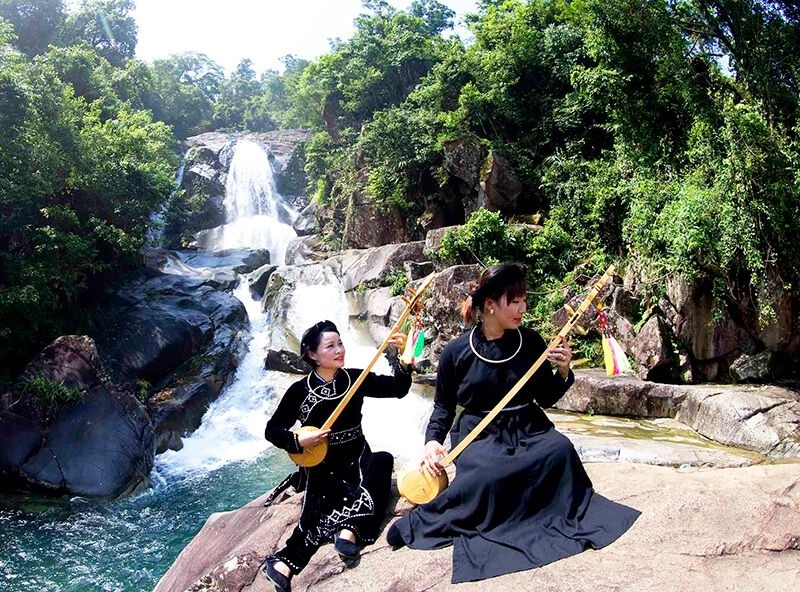 TSTtourist-ve-binh-lieu-kham-pha-thac-khe-van-2