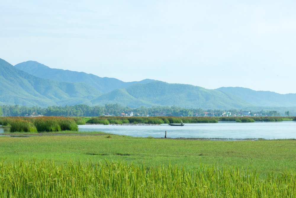 TSTtourist-ve-dep-yen-binh-hoang-so-cua-dam-tra-o-3