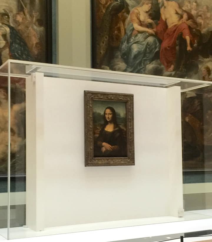 Buc-hoa-nang-Mona-Lisa-o-bao-tang-Lourve-1_1