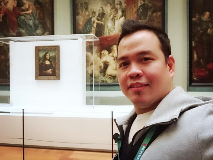 Buc-hoa-nang-Mona-Lisa-o-bao-tang-Lourve-3