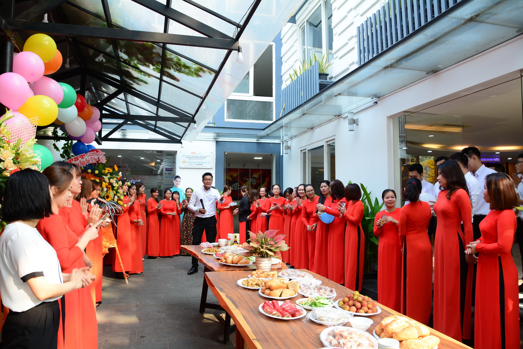 Công Đoàn TST tourist chúc mừng 8/3