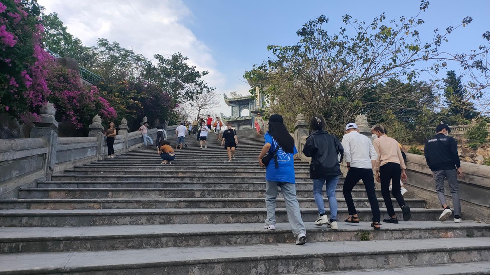 TSTtourist-chua-linh-ung-da-nang-nhon-nhip-don-khach-du-lich-1