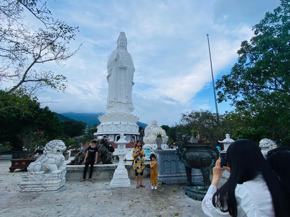 TSTtourist-chua-linh-ung-da-nang-nhon-nhip-don-khach-du-lich-8