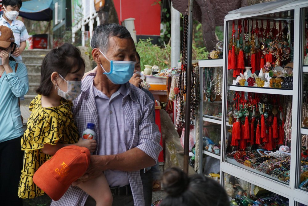 TSTtourist-bai-bien-chat-cung-du-khach-cuoi-tuan-nguoi-dan-mung-vi-du-lich-hoi-sinh-11