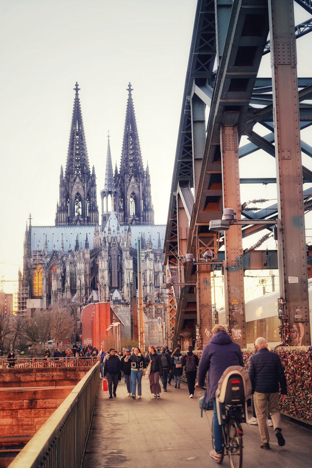 TSTtourist-cologne-mot-ngay-nang-dep-6