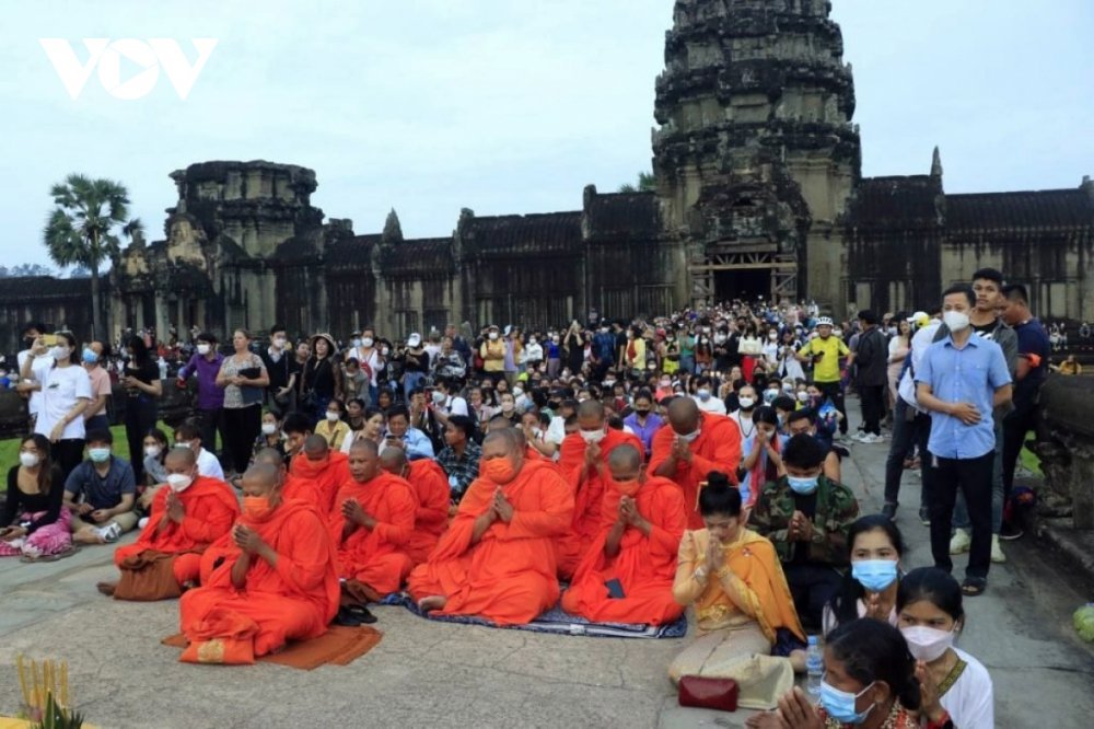 TSTtourist-du-khach-do-xo-den-xem-khoanh-khac-mat-troi-moc-tren-dinh-den-angkor-wat-5