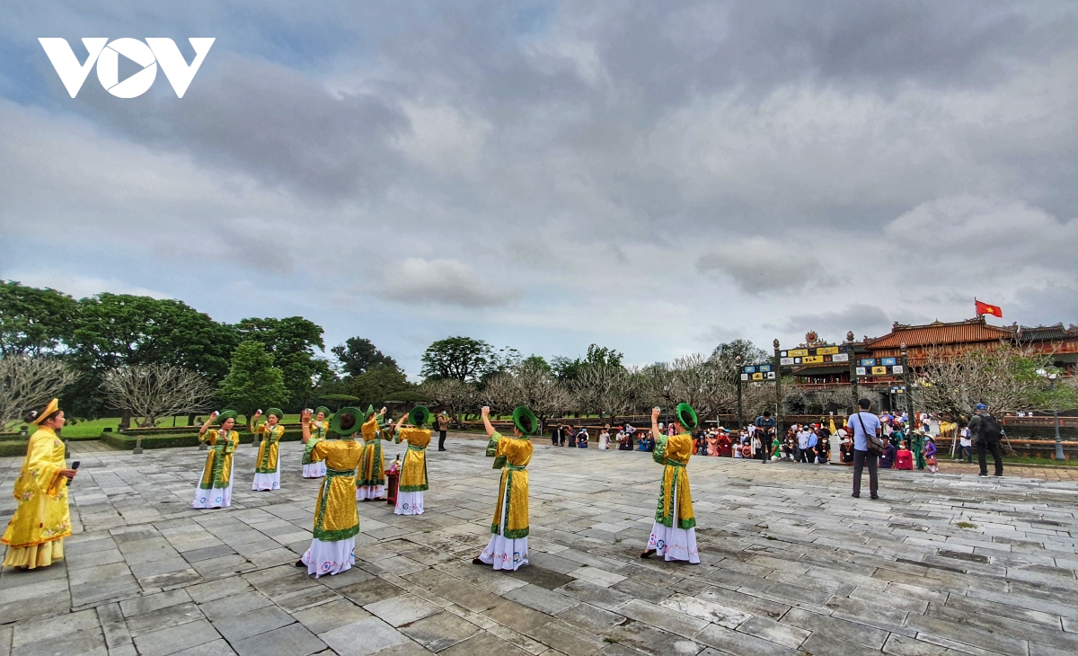 TSTtourist-gan-600-khach-da-den-tham-quan-quan-the-di-tich-co-do-hue-trong-ngay-153-5