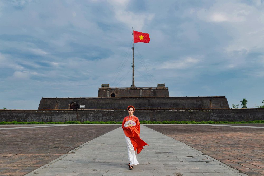 TSTtourist-gioi-tre-xung-xinh-ao-dai-quang-ba-hue-thanh-diem-den-an-toan-va-than-thien-1