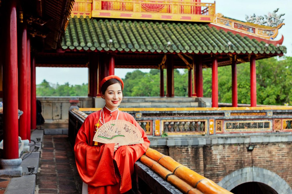 TSTtourist-gioi-tre-xung-xinh-ao-dai-quang-ba-hue-thanh-diem-den-an-toan-va-than-thien-2