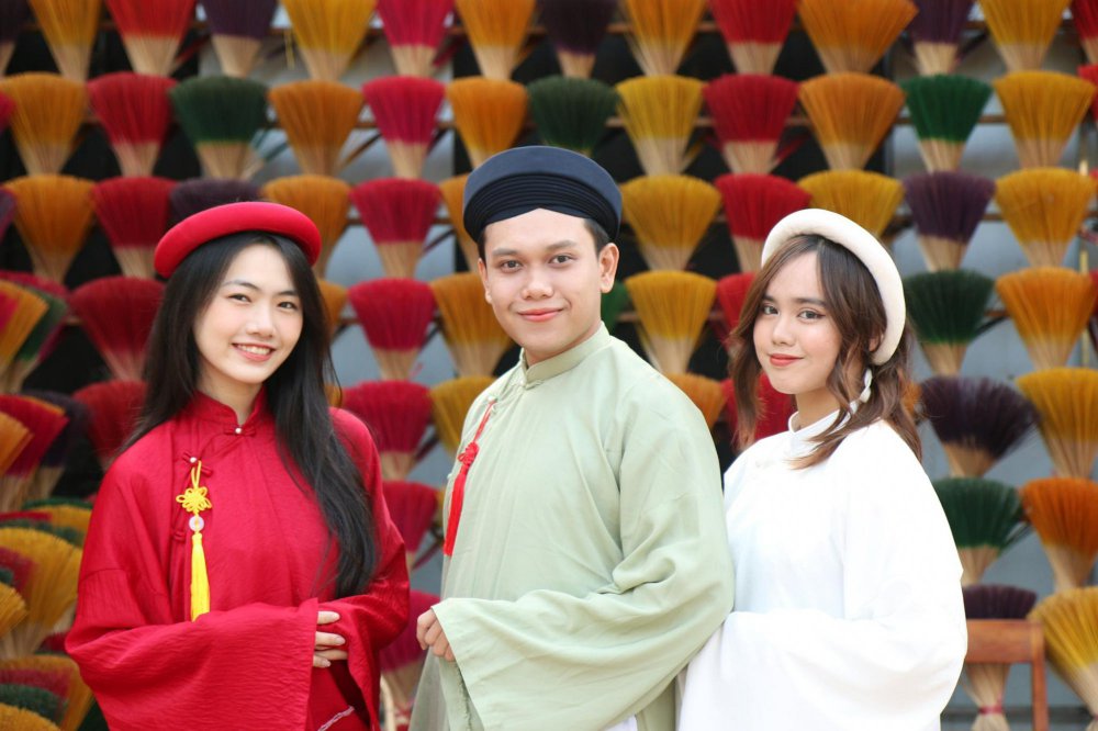 TSTtourist-gioi-tre-xung-xinh-ao-dai-quang-ba-hue-thanh-diem-den-an-toan-va-than-thien-7