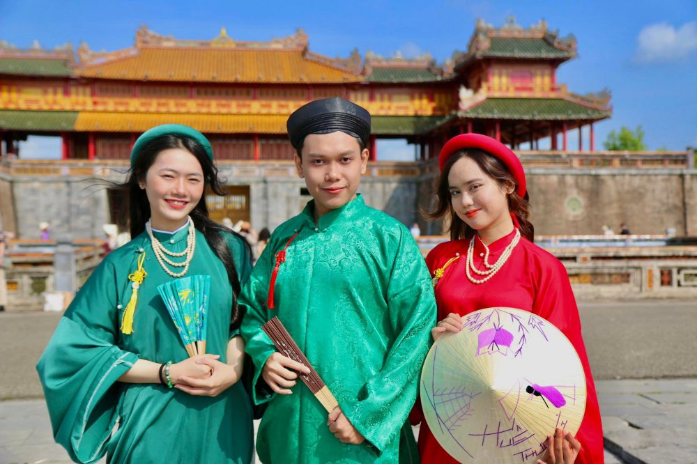 TSTtourist-gioi-tre-xung-xinh-ao-dai-quang-ba-hue-thanh-diem-den-an-toan-va-than-thien-9