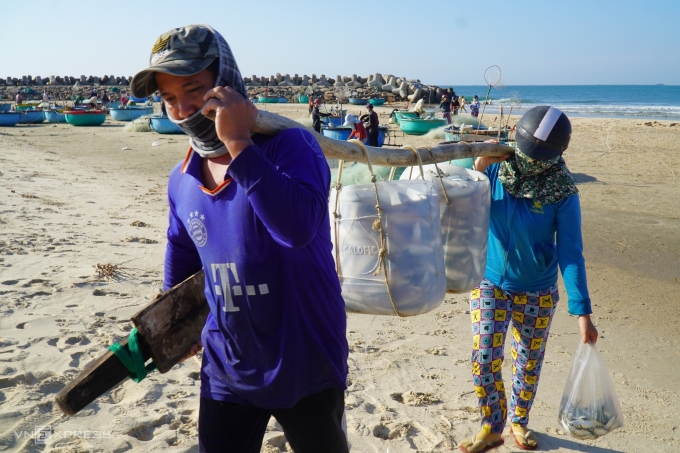 TSTtourist-mua-ca-trich-phan-thiet-1