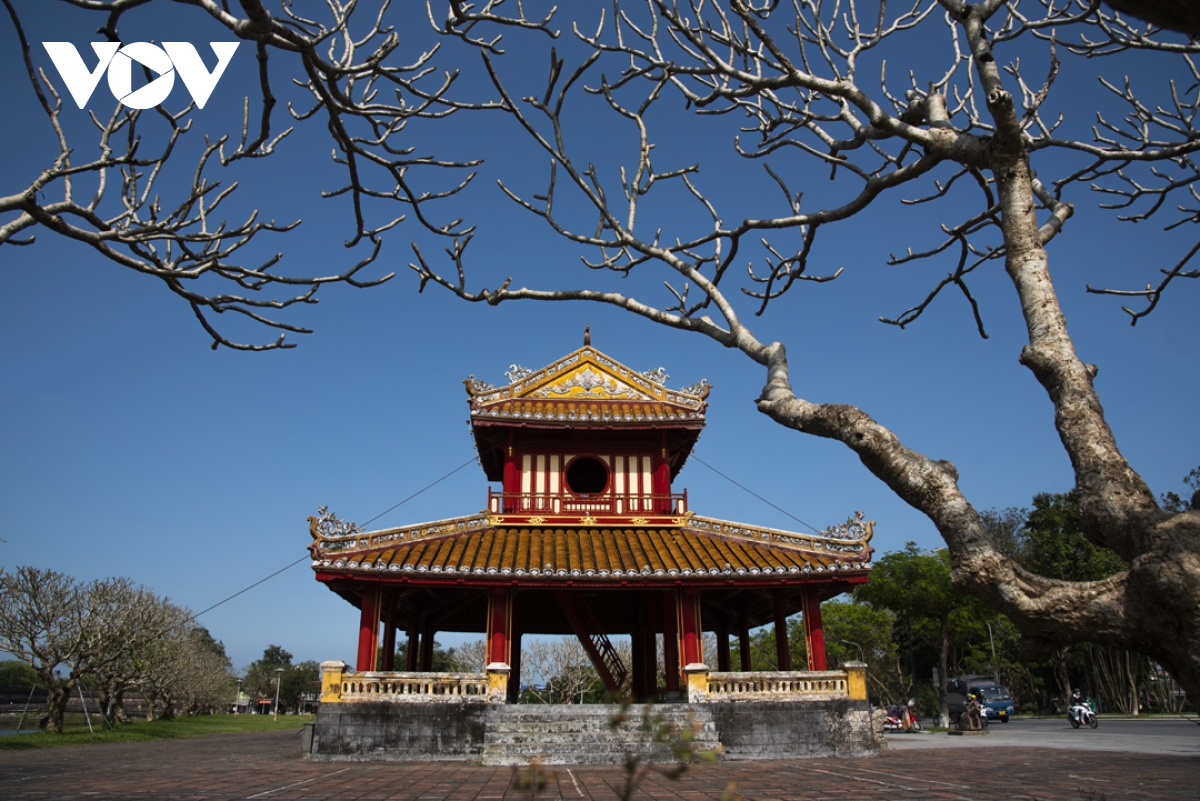 TSTtourist-ngam-nhin-cong-trinh-tieu-bieu-xu-hue-in-o-mat-sau-to-nam-muoi-nghin-12