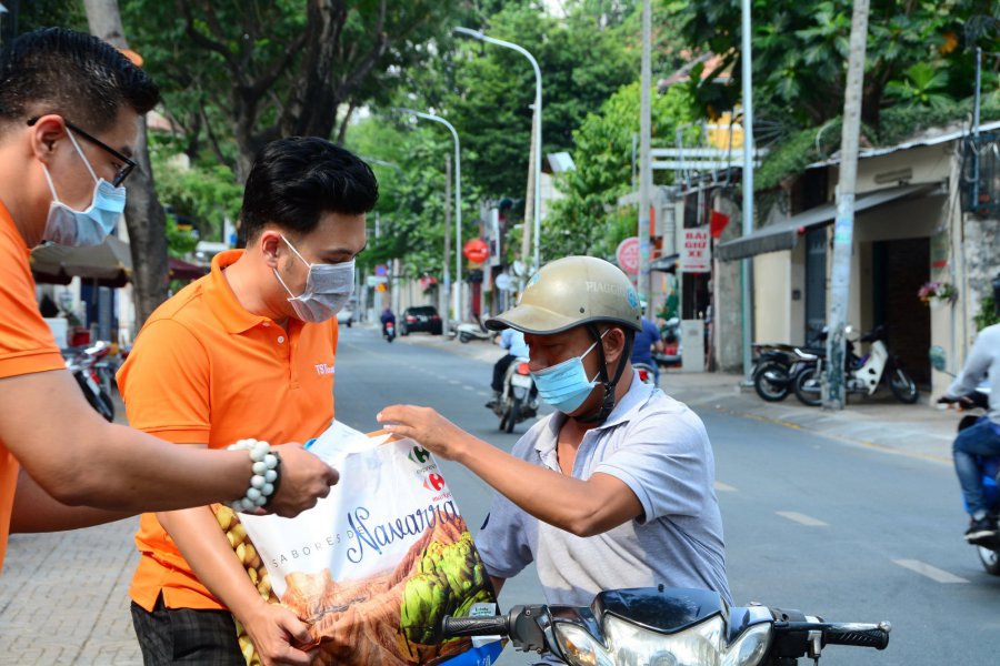 TST-tourist-trao-qua-ho-kho-khan-phuong-7-quan-3-13