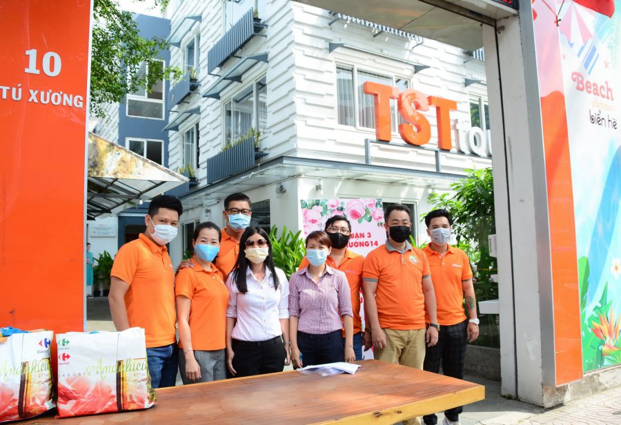 TST-tourist-trao-qua-thien-nguyen-p.14-Q-1