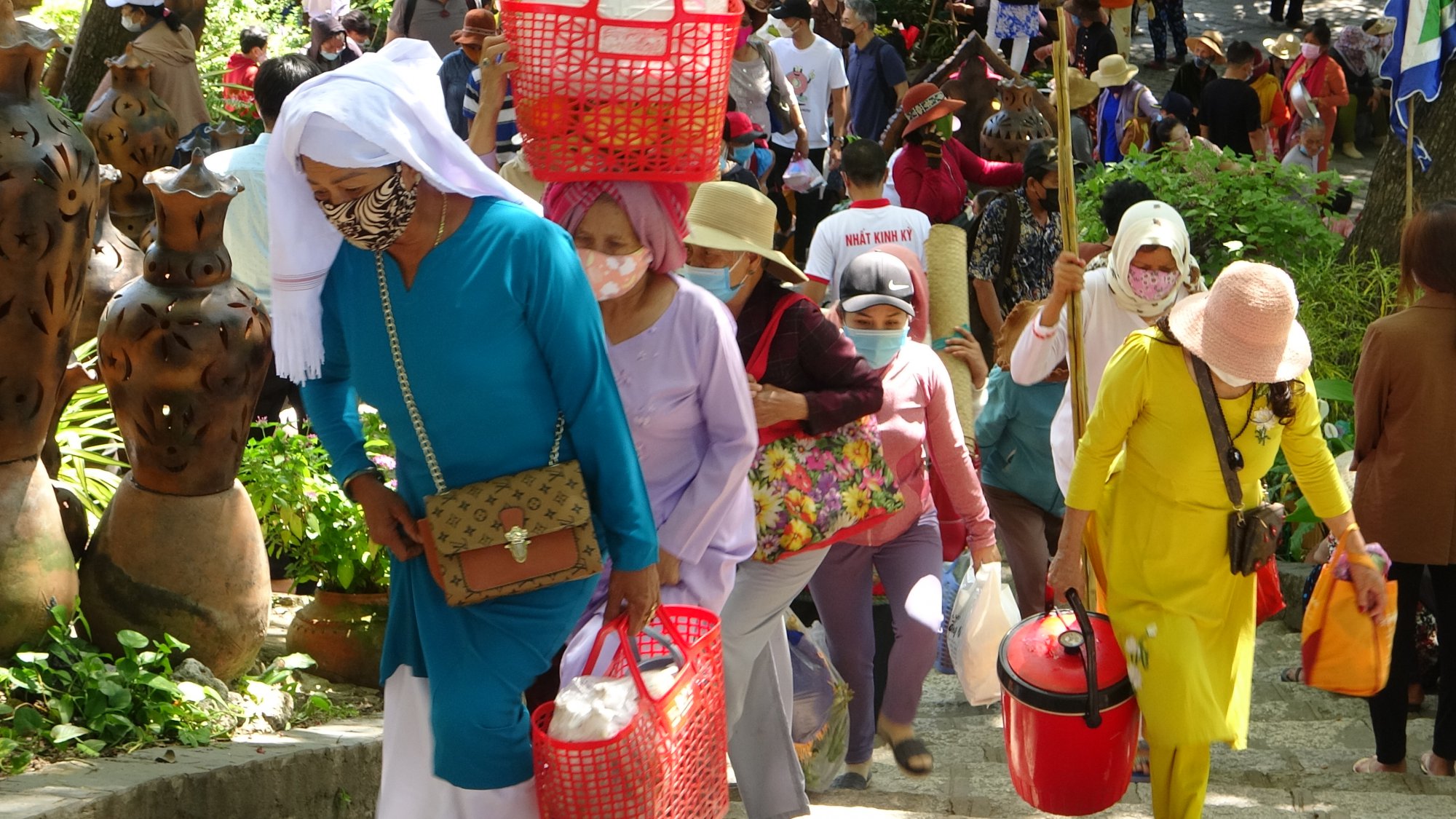 Hàng ngàn người dự khai hội Tháp Bà Ponagar sau 2 năm tạm ngưng