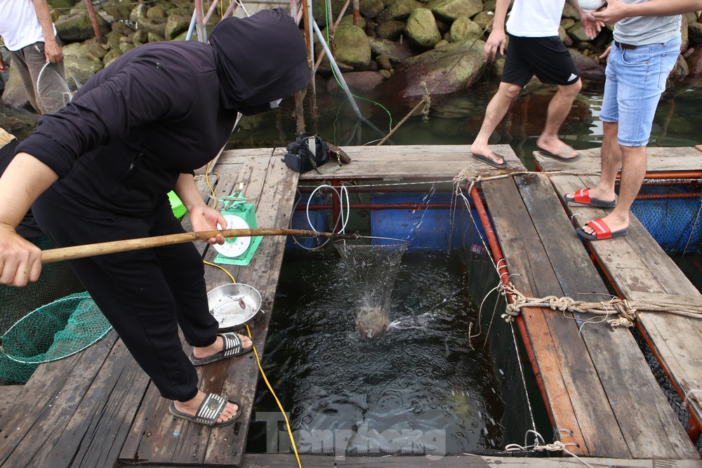 TSTtourist-muc-nhay-noi-tieng-ha-tinh-hut-khach-cuoi-tuan-khong-du-hang-de-ban-5