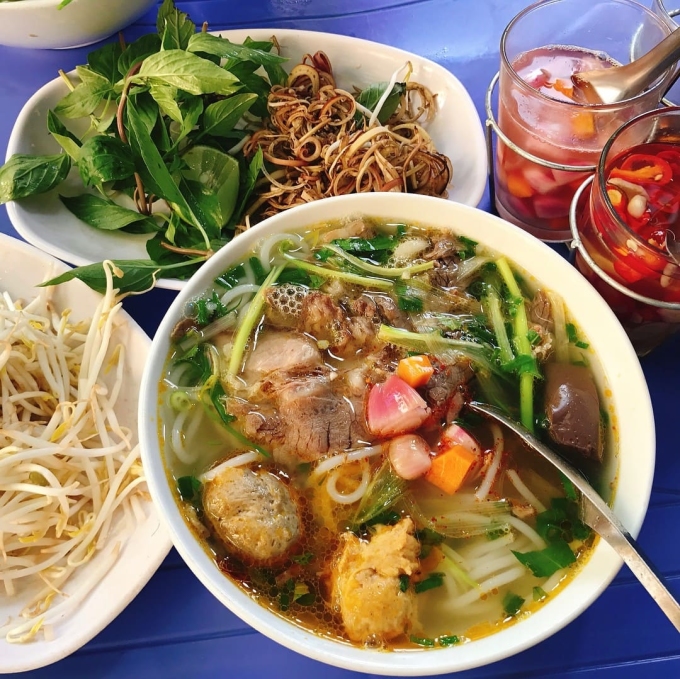 TSTtourist-bon-mon-nhac-ten-la-nghi-ngay-den-hue-1