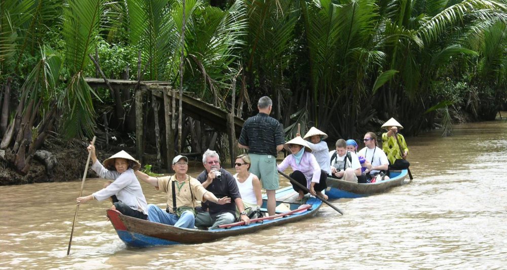 TSTtourist-du-lich-song-nuoc-mien-tay-truoc-bai-toan-lot-xac-1